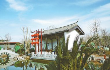  右側(cè)通往鶴品流芳、水照氣流粉碎機(jī)花臺(tái)、沁芳春雪、鐵樹英姿等景點(diǎn)