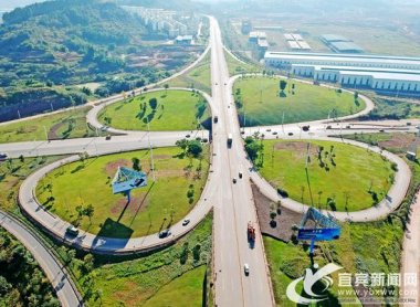  市政交通方面：鹽坪壩長(zhǎng)江大橋、打營(yíng)盤山隧道、新超微粉碎機(jī)機(jī)場(chǎng)東連接線、金沙江大道二期、三期等項(xiàng)目全力推進(jìn)；宜賓西高鐵站